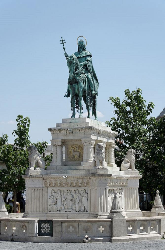 678px statue saint etienne budapest 2