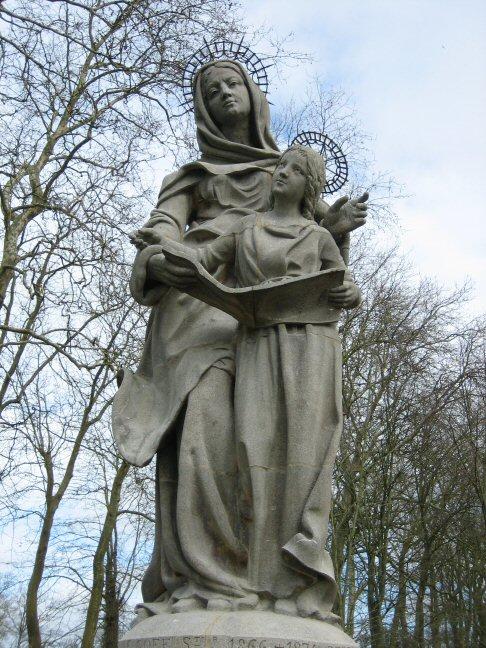 Auray statue sainte anne marie