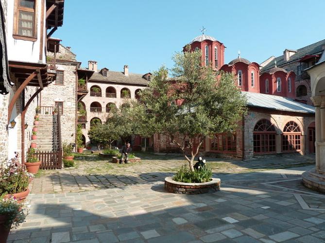 La cour interieure du monastere de koutloumousiou 1