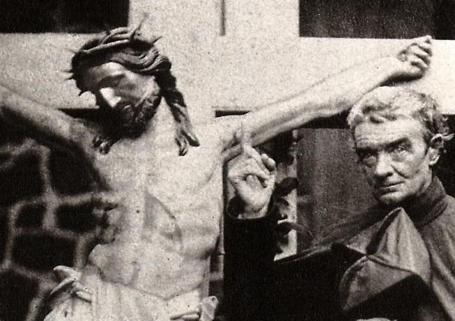 Pere laval montrant la croix