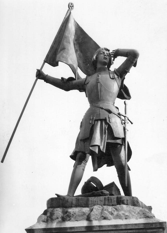 Statue de jeanne d arc place du martroi jargeau 1