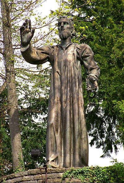 Statue von nikolaus v d flue in flueli ranft